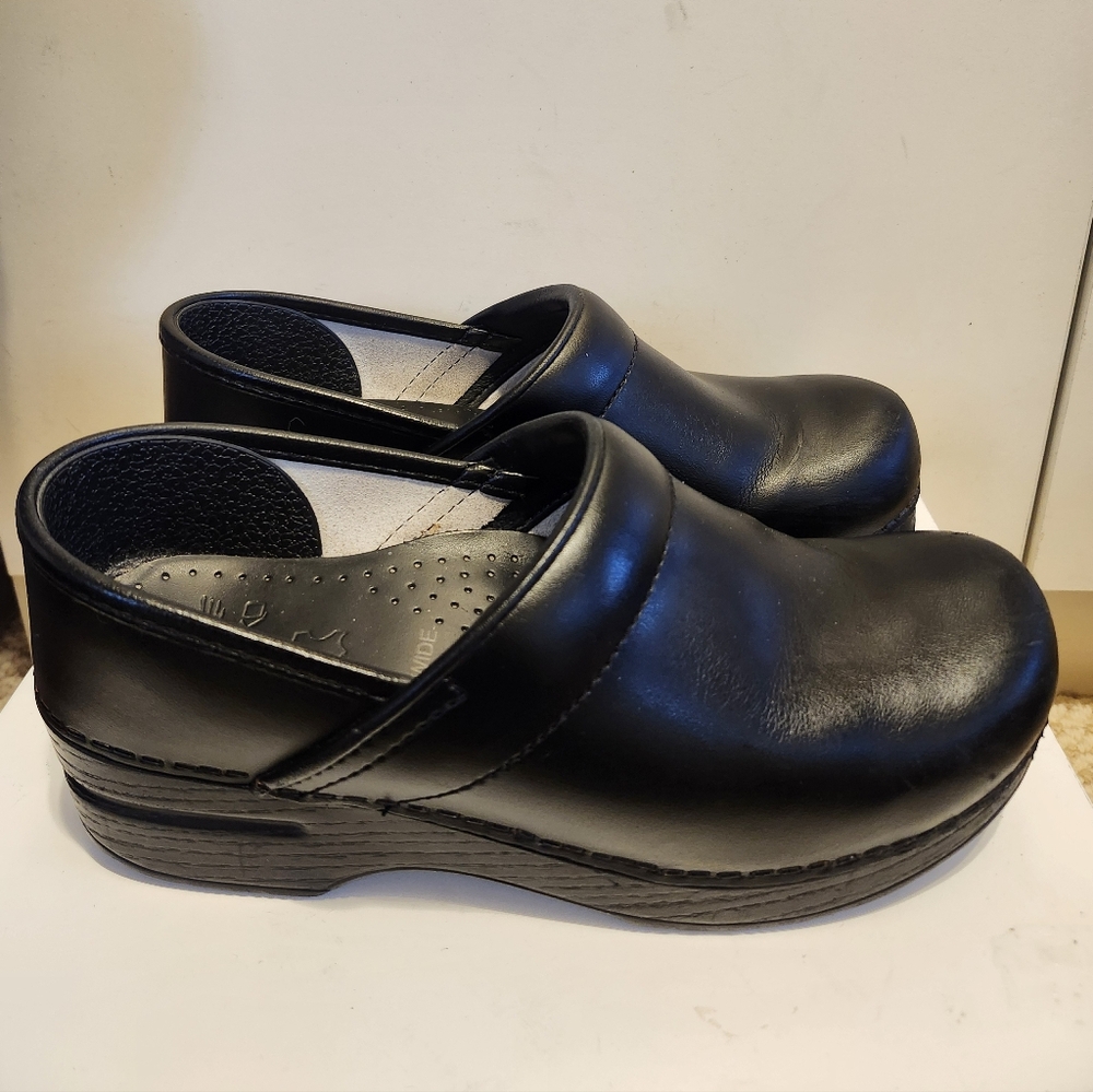 Dansko Pro 2.0 Black Leather Closed Back Clogs Sz.7/37 Wide Width Ret.$145